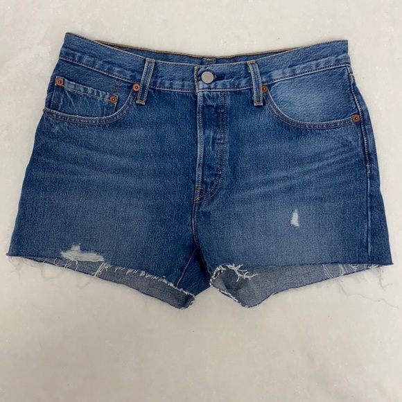 NWOT Levi’s 501 cut-off denim shorts size size 28